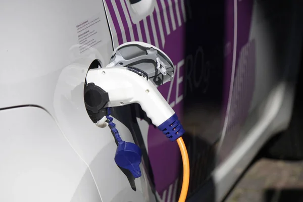 Recharging of electric cars — Stock Photo, Image