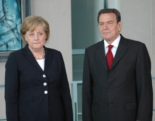 德国总理默克尔与她的前任格哈特 · 施罗德 — 图库照片