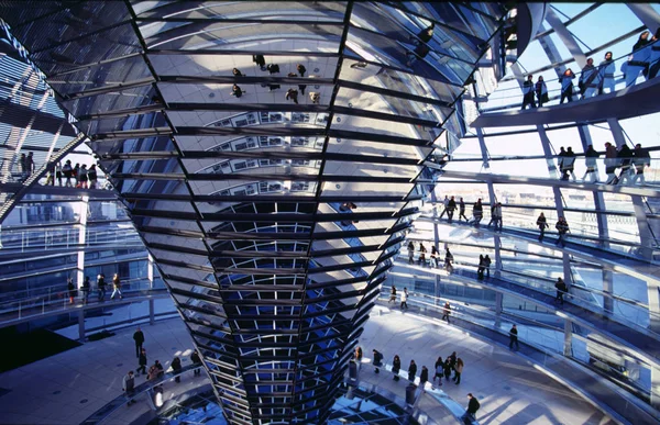 Dentro da cúpula do edifício Reichstag — Fotografia de Stock