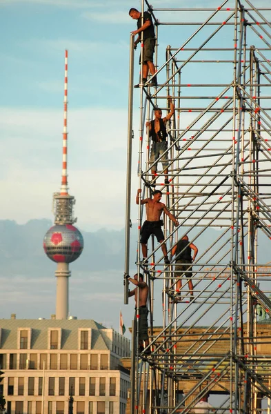 Trabalhadores, o "Fernsehturm" (torre de televisão ) — Fotografia de Stock
