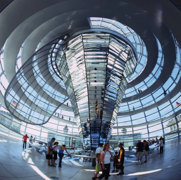 Dentro da cúpula do edifício Reichstag — Fotografia de Stock