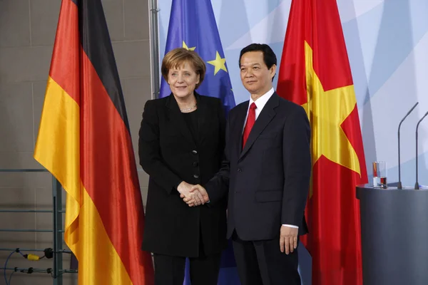 Primer Ministro de Vietnam Nguyen Tan Dung y Angela Merkel — Foto de Stock