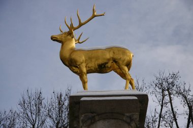 Altın geyik heykeli