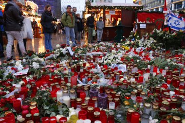 Keder ve sempati İslam terörist saldırıdan sonra işareti