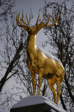 Altın geyik heykeli