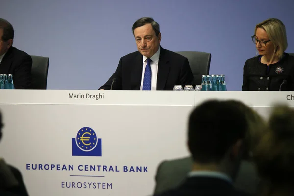 Mario Draghi - persconferentie — Stockfoto