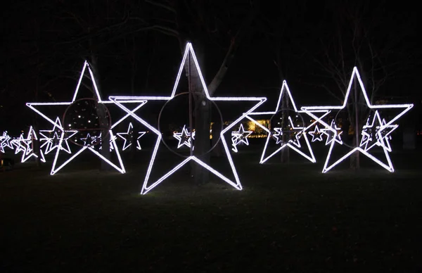Installation artistique d'étoiles éclairées — Photo
