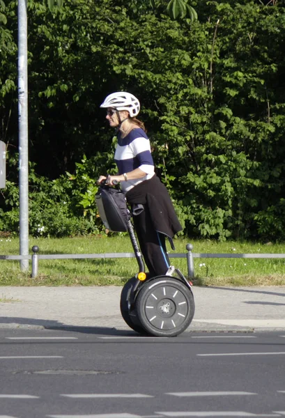 对电动踏板车在柏林旅游 — 图库照片