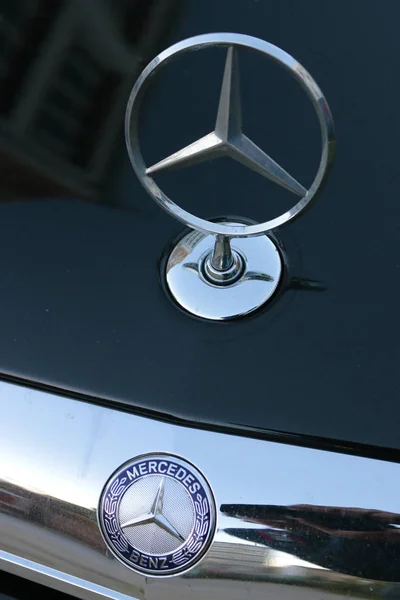 Логотип марки "Mercedes Benz " — стоковое фото
