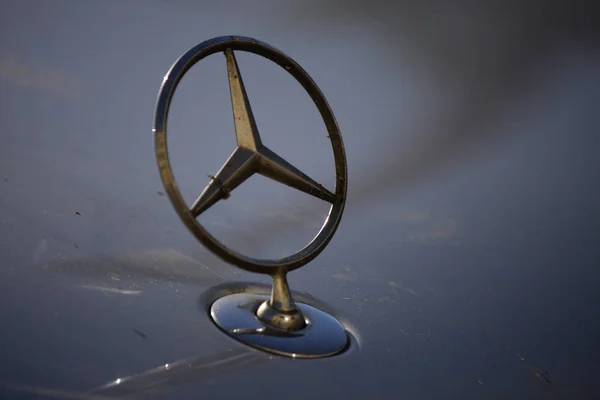 Logo der Marke Mercedes-Benz — Stockfoto