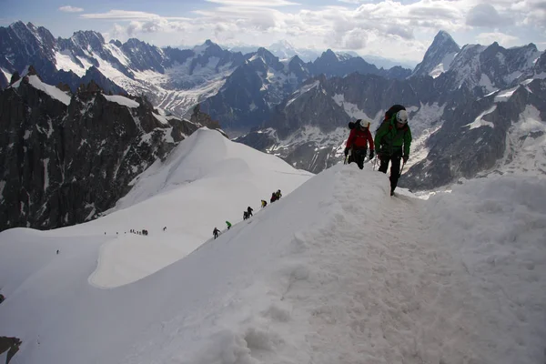 Alpinisti che scalano il Monte Bianco — Foto Stock