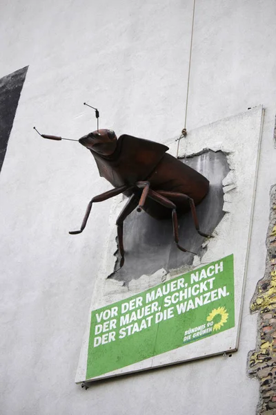 Προεκλογικής εκστρατείας των Πρασίνων σχετικά με τις επικείμενες ευρωεκλογές: «πριν από τον τοίχο, μετά από τον τοίχο, το κράτος στέλνει τα σφάλματα". — Φωτογραφία Αρχείου