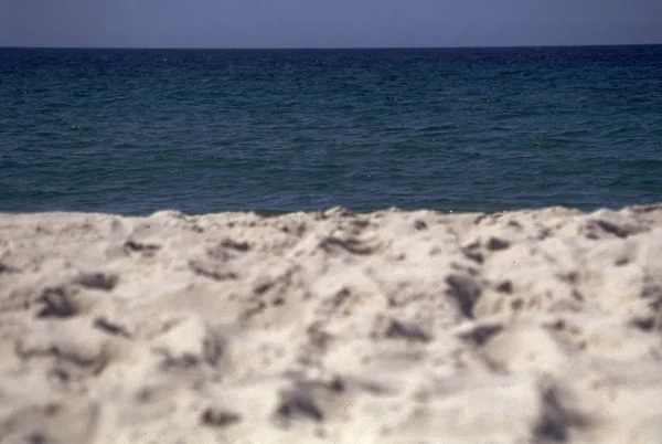 Plage de sable fin et vagues de la mer du Nord — Photo