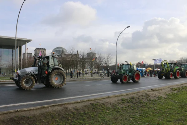 Трактори перед парламентом в демонстрації — стокове фото