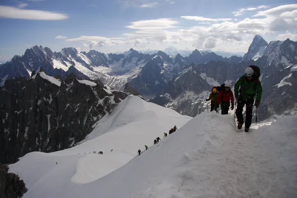 Alpinisti che scalano il Monte Bianco — Foto Stock