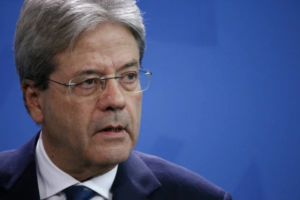 Paolo Gentiloni - vergadering van de bondskanselier — Stockfoto