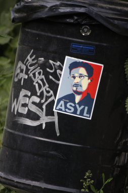etiketi ile aşırı yüklenmiş çöp tenekesi