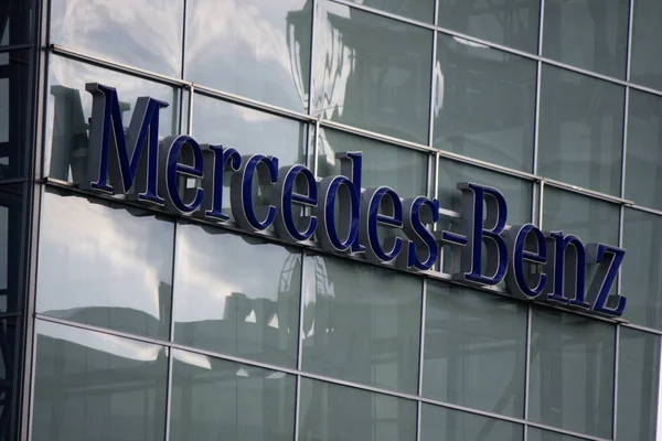 Logotipo de Mercedes- marca Benz — Fotografia de Stock
