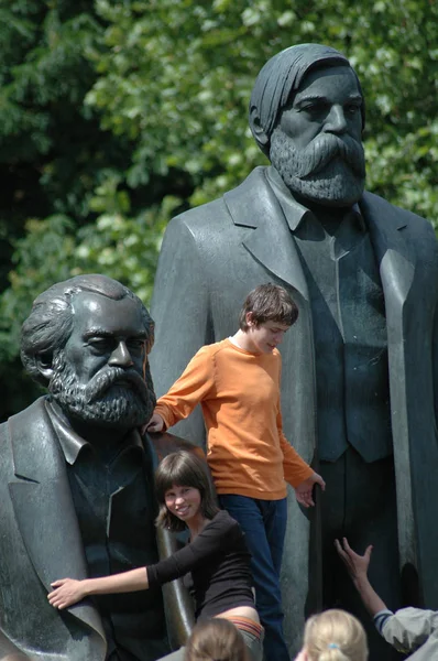 Gente Cerca Friedrich Engels Karl Marx Monumento Berlín — Foto de Stock