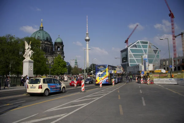 Πύργο της τηλεόρασης και το πλαίσιο Χούμπολτ στο Βερολίνο — Φωτογραφία Αρχείου