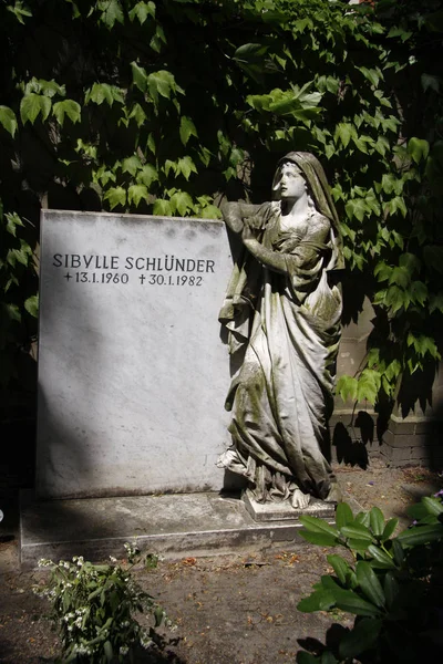 ベルリン Steglitz 墓地で墓石 — ストック写真