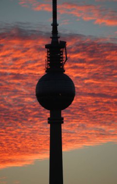 Dramatik akşam gökyüzünde, televizyon kulesi