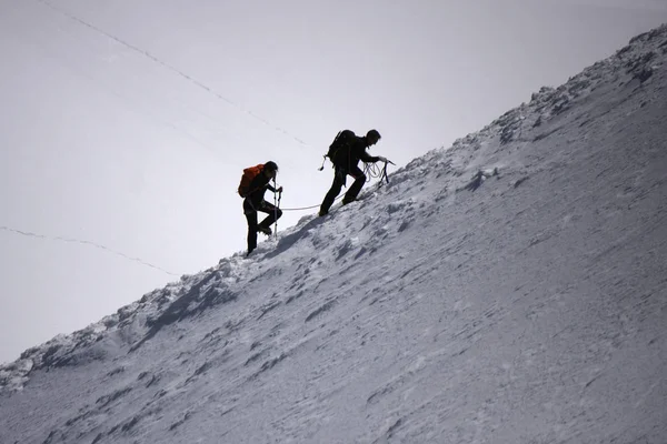 モンブランを登るアルピニスト — ストック写真