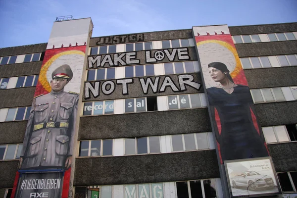 2014 ベルリン およそ Murial のベルリンのクロイツベルク 確認できません戦争 スローガン家ファサード化粧板に — ストック写真