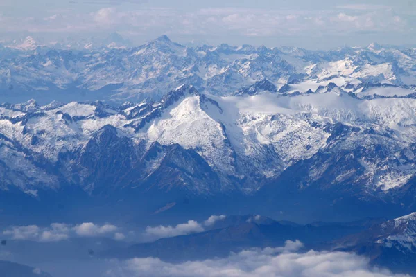 yüksek dağ karla kaplı