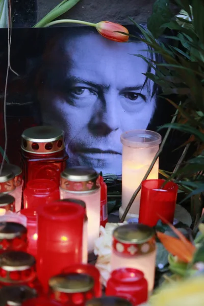 Mourning for the deceased pop star David Bowie — Stock Photo, Image