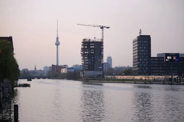 강 행위와 베를린의 스카이 라인 — 스톡 사진