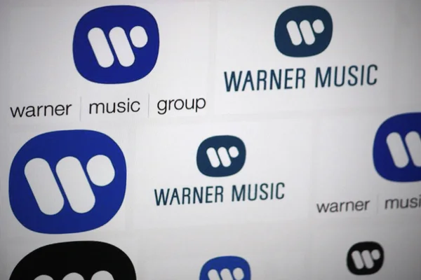 โลโก้ของแบรนด์ "Warner Music Group " — ภาพถ่ายสต็อก