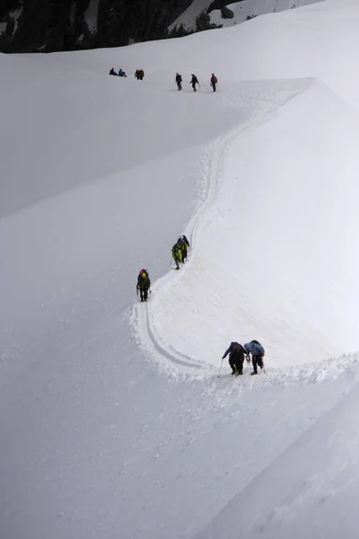 Alpinisti che scalano il Monte Bianco — Foto Stock