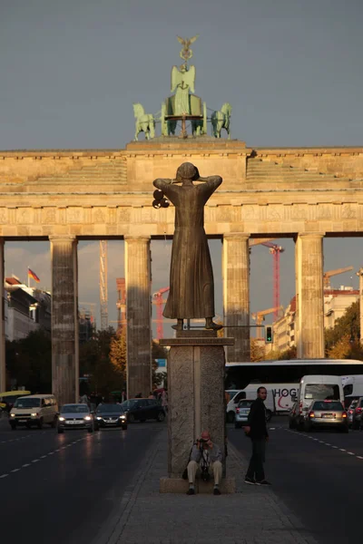 Der Rufer sculpture in Berlin — Stock fotografie