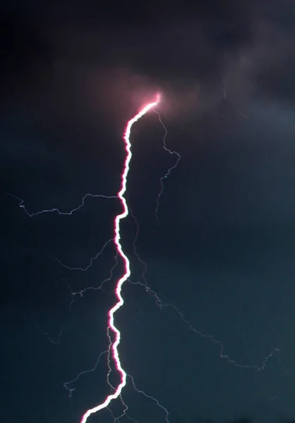 Nubes de lluvia y relámpagos — Foto de Stock