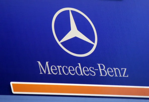 Přihlaste logo "Mercedes Benz" — Stock fotografie