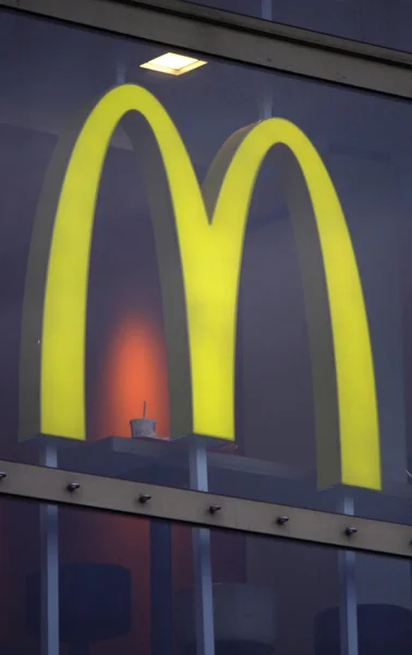 Přihlaste logo "McDonald 's" — Stock fotografie