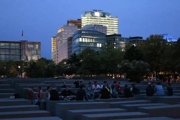 Вечірнього настрою: молодих людей на стели Меморіал жертвам Голокосту — стокове фото