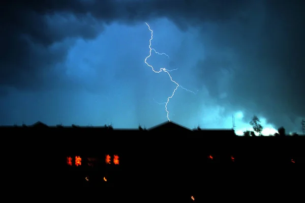 Nubes de lluvia y relámpagos — Foto de Stock