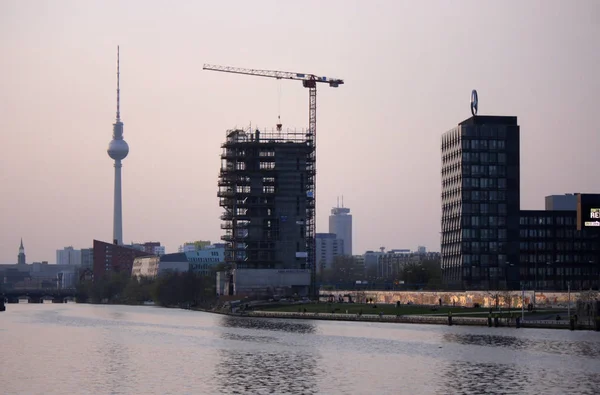 Skyline von Berlin mit Spree — Stockfoto