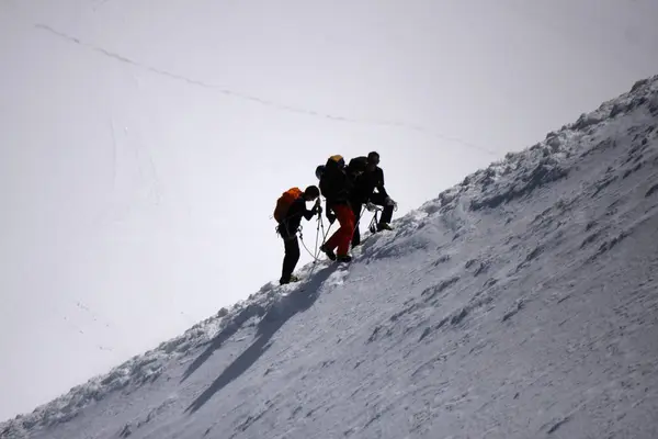 Alpinisti che scalano il Monte Bianco — Foto Stock