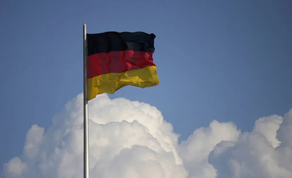 Bandeira no topo do edifício Reichstag — Fotografia de Stock