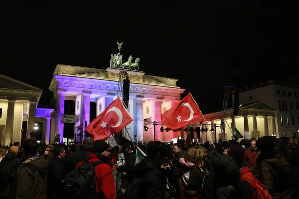 Bandera turca frente a la Puerta de Brandenburgo Fotos De Stock Sin Royalties Gratis