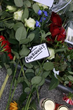 Fransız Büyükelçiliği önünde gösteri yas, çiçekler