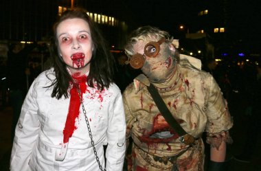 zombi giyinmiş aktörler 