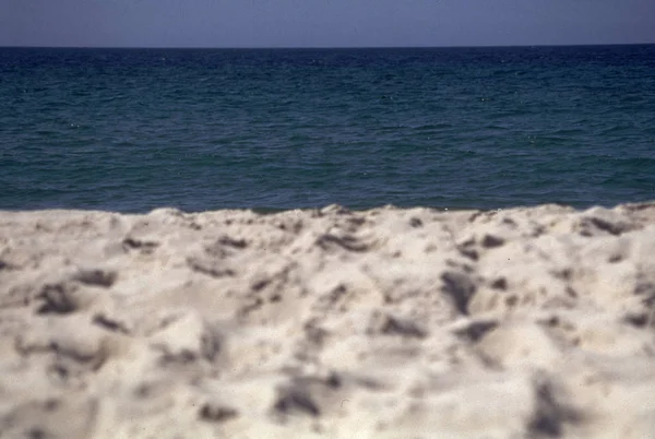 Playa de arena y mar azul —  Fotos de Stock