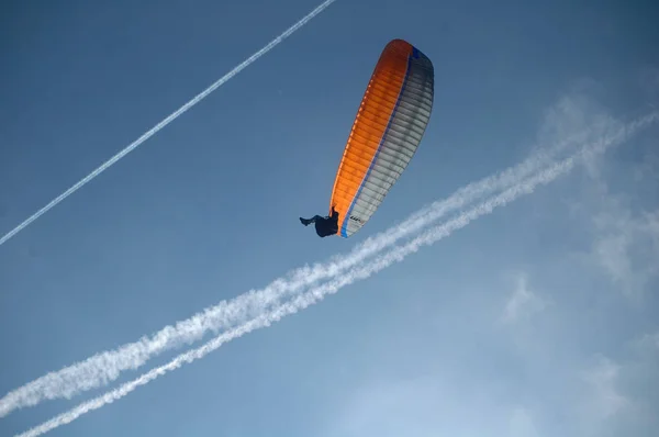 Person paragliding in blue sky — Stock Photo, Image