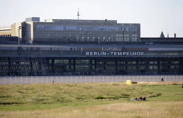 "Tempelhofer Feld ", dem ehemaligen Flughafen — Stockfoto