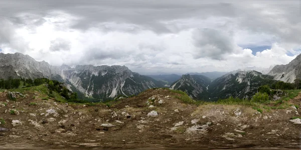 Скалистые горы под облаками — стоковое фото