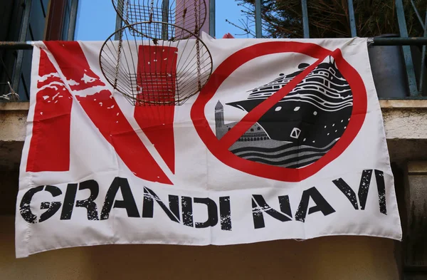 "No Grandi Navi "- Protesto contra grandes navios de passageiros — Fotografia de Stock